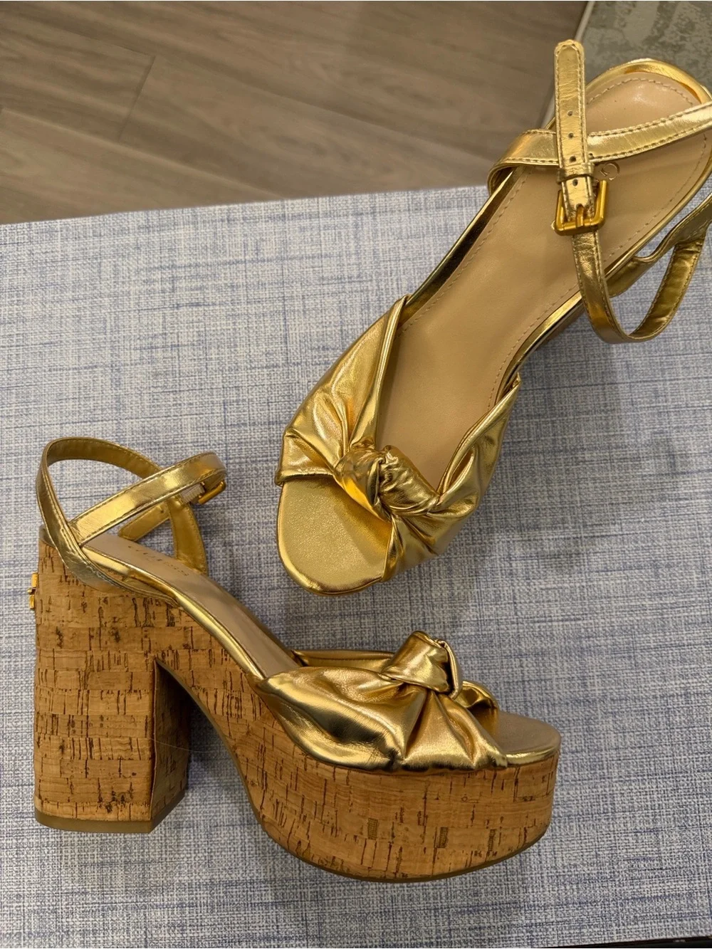 Guess elegant gold
